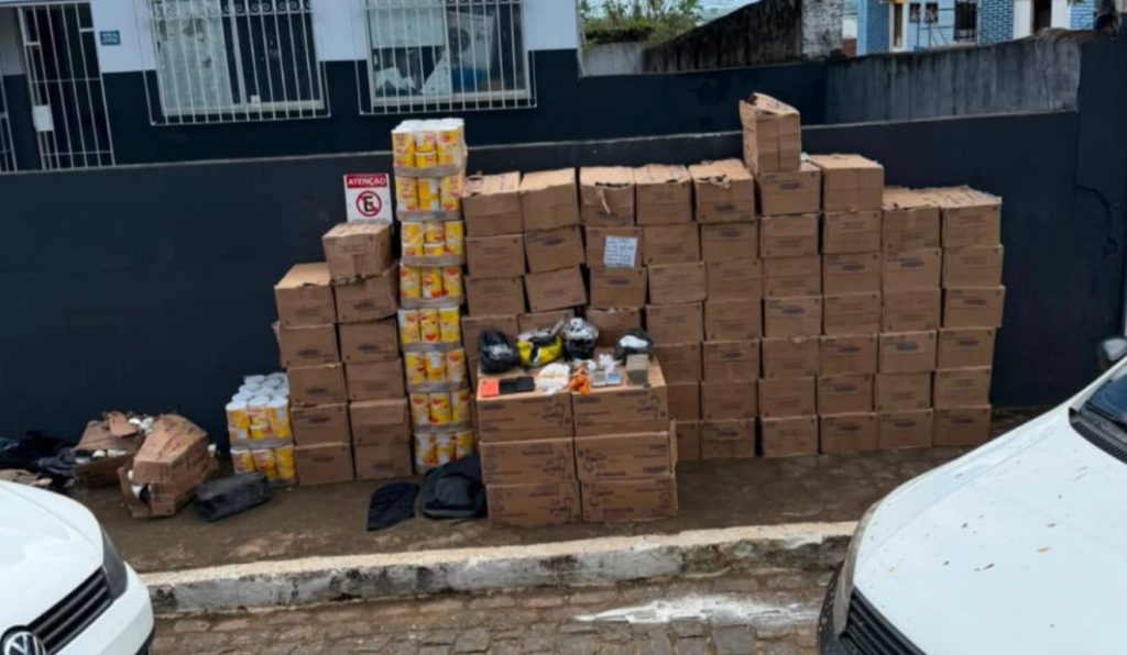 Carga de alimentos roubada é recuperada e dois homens são presos em Camamu