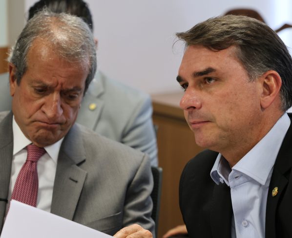 Valdemar ao lado de Flávio Bolsonaro. Foto: Beto Barata/PL/Divulgação