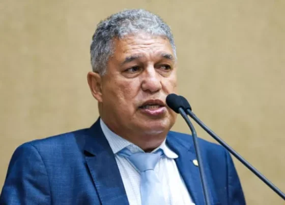 Deputado Rosemberg Pinto (PT) em discurso na Alba. Foto: Ascom ALBA/Divulgação