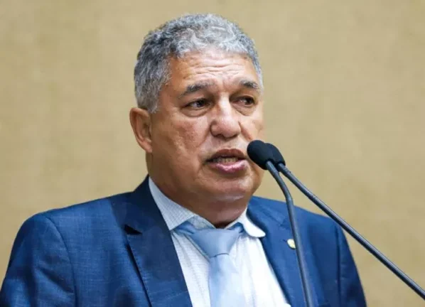 Deputado Rosemberg Pinto (PT) em discurso na Alba. Foto: Ascom ALBA/Divulgação