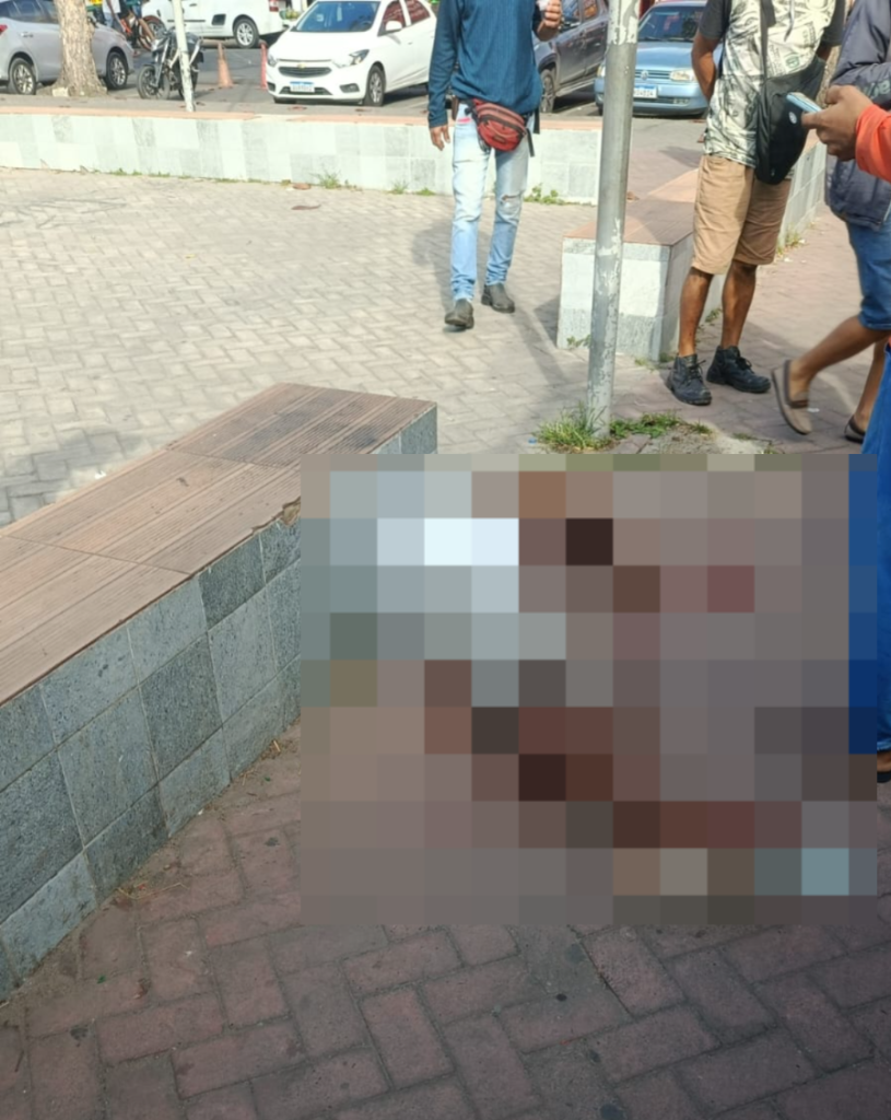Homem é morto a tiros com drogas na mão em praça pública na Bahia