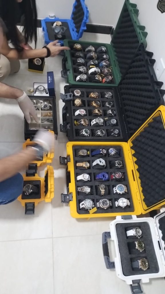 Mais de 60 relógios de luxo avaliados em R$ 22 mil são apreendidos na RMS