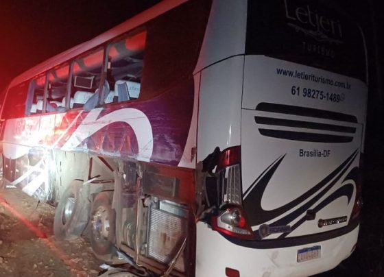 Ônibus bate em carreta e deixa 13 pessoas feridas em Correntina