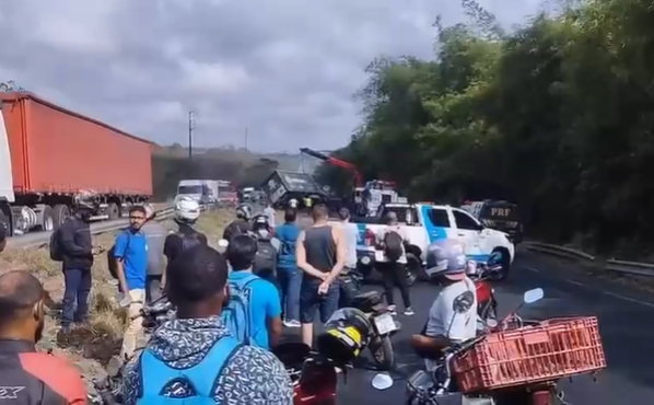 Carreta tombada provoca congestionamento na BR-324 em direção a Feira de Santana