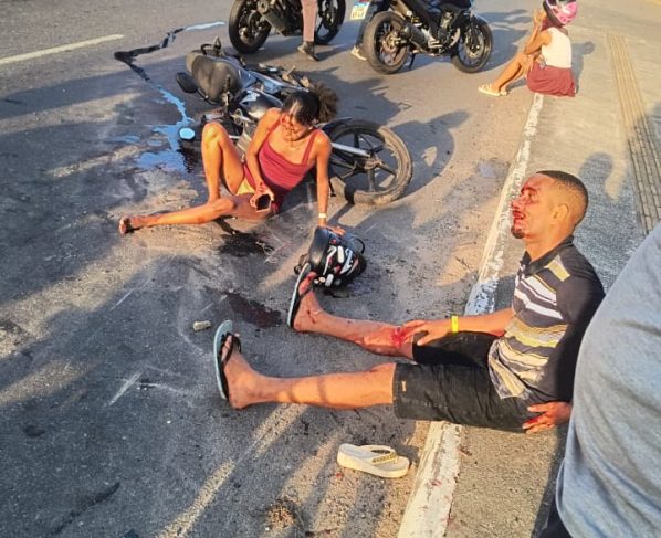 Casal fica ferido após motocicleta derrapar em pista com óleo nas proximidades da Estação Pirajá, em Salvador