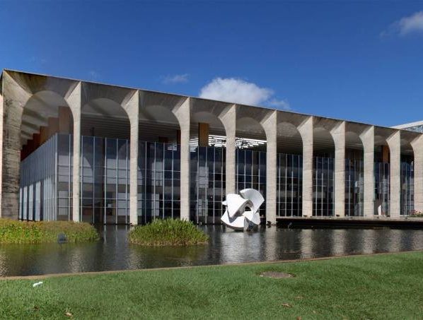 Itamaraty repudia Milei por ataques a Lula e suspeitas sobre eleição