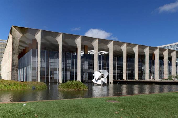 Itamaraty repudia Milei por ataques a Lula e suspeitas sobre eleição