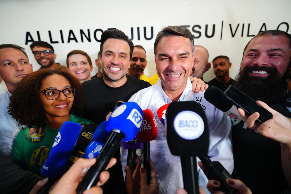 Flávio Bolsonaro ao lado de Pablo Marçal durante agenda em São Paulo. Foto: Divulgação/Vittor Sales