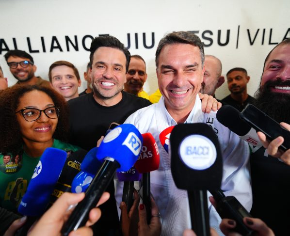 Flávio Bolsonaro ao lado de Pablo Marçal durante agenda em São Paulo. Foto: Divulgação/Vittor Sales