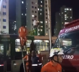 Bombeiros colocam escada para resgatar trabalhador. Imagem: Paulinho FP/Salvador FM