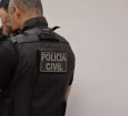 Homem descumpre medida protetiva, derruba ex-companheira de moto, rouba celular