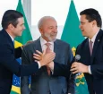Hugo Motta atua para reaproximar Lula e Alcolumbre após crise