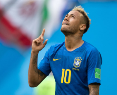 Mesmo fora, Neymar pauta jogo e torcida em Brasil x