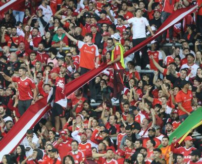 Narrador uruguaio chama torcedores do Inter de macacos no Beira-Rio