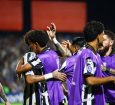 Neymar abraça Robinho Jr. após gol do Santos contra o Recoleta — Foto: Divulgação/Conmebol