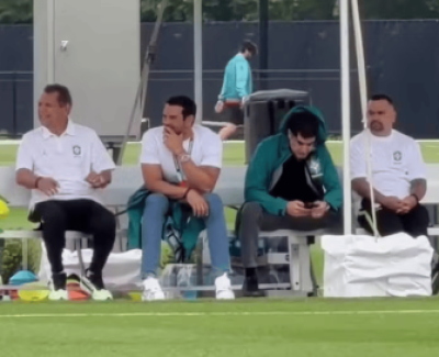 Presidente da CBF vai a treino da Seleção e causa