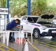 Taxistas e profissionais de transportes passam por vistoria
